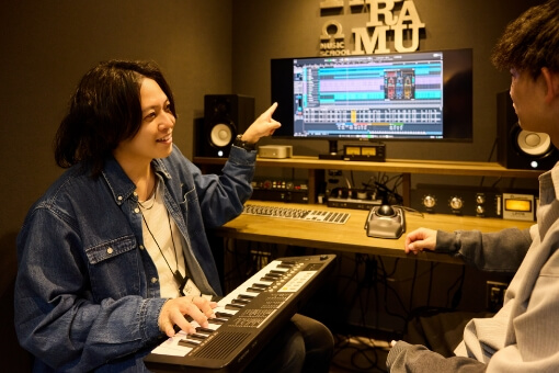 作曲教室のレッスン風景