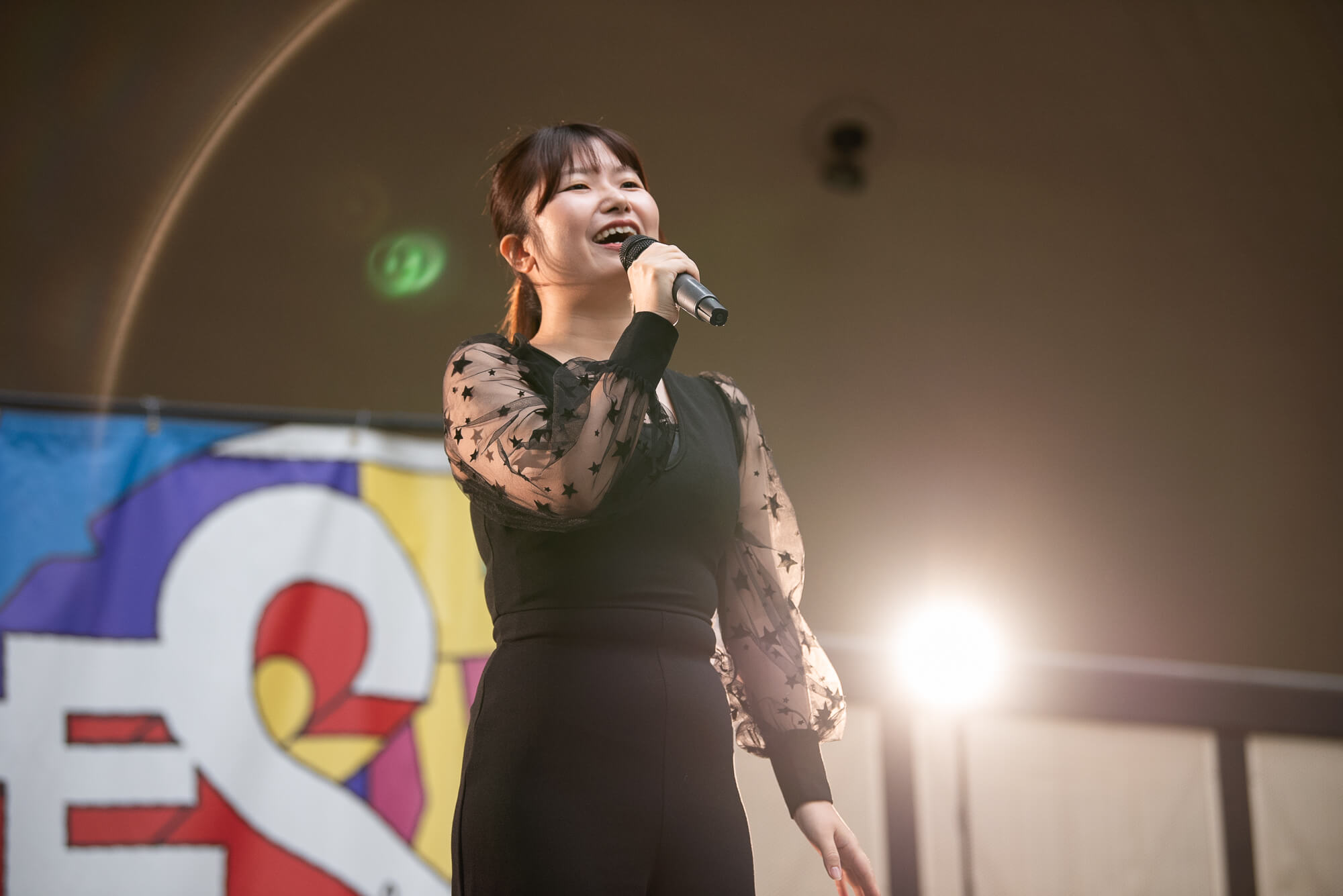 FUKURAMU MUSIC SCHOOLの発表会で歌っている生徒の様子
